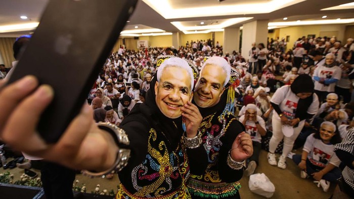 KUALA LUMPUR,5/10-DUKUNGAN TENAGA KERJA UNTUK GANJAR-MAHFUD. Ribuan tenaga kerja Indonesia menggunakan topeng bergambar Ganjar Pranowo saat diberlangsungkannya Konsolidasi pemenangan di EDC Hotel, Kuala Lumpur, Malaysia, Minggu (6/11/2023). Konsolidasi pemenangan yang dilakukan oleh Pospera Malaysia bertujuan dalam menargetkan pertarungan Pilpres 2024 dalam 1 putaran untuk memenangkan Ganjar Pranowo -  Mahfud MD.