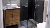 Area kamar mandi sudah dilengkapi dengan partisi kaca yang memisahkan area shower dengan toilet dan wastafel.