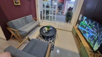 Untuk ruang tamunya sendiri cukup luas dan terintegrasi langsung dengan ruang makan.