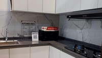 Di samping ruang makan terdapat dapur minimalis yang sudah dilengkapi dengan kitchen set.