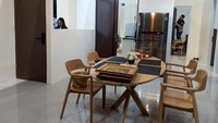 Area makan ini tersambung langsung dengan area ruang tamu.