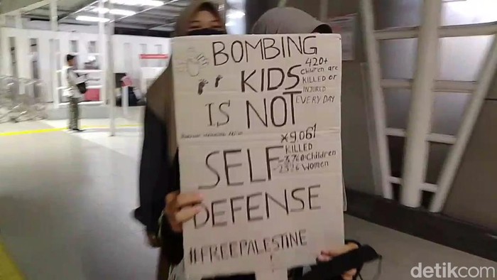 Santri Hingga Mahasiswa Ikut Aksi Bela Palestina di Monas via Stasiun Bogor