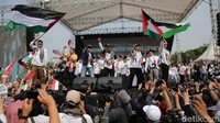 Sejumlah massa yang tergabung dalam Aliansi Rakyat Indonesi Bela Palestina melakukan aksi di Monas, Jakarta Pusat.