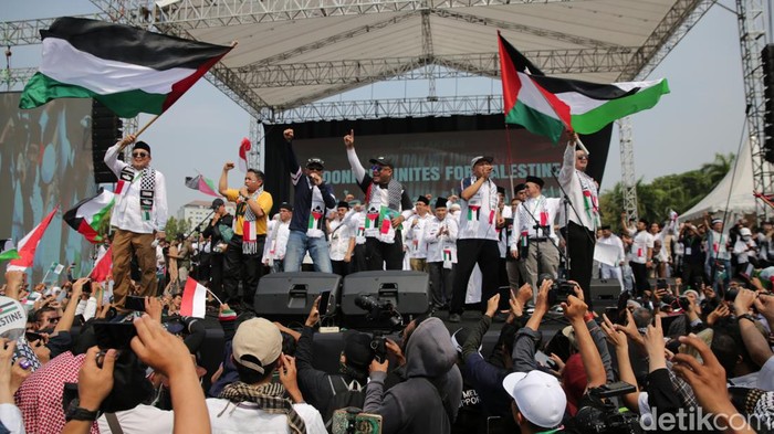 Sejumlah pejabat dan tokoh menghadiri aksi bela Palestina di Monas, Jakarta, Minggu (5/11/2013). Ini potretnya.