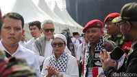 Tuntutan itu dibacakan oleh tokoh-tokoh lintas agama yakni Prof Dr Sudarnoto Abdul Hakim, Pendeta Jimmy Sormin, Prof Dr Philiph Wijaya, Dr Candra Setiawan dan KH Cholil Nafis secara bergantian.
