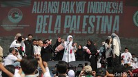 Tak hanya menghadiri aksi bela Palestina, para tokoh nacional tersebut juga membacakan beberapa tuntutan.