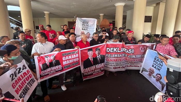 Sejumlah kepala desa yang tergabung dalam Relawan Des Ganjar NTB mendeklarasikan dukungannya kepada duet Ganjar Pranowo-Mahfud Md di Hotel Lombok Raya Mataram, Minggu (5/11/2023). (Foto: Helmy Akbar/detikBali)