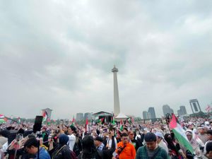 Massa Aksi Bela Palestina Mulai Penuhi Area Monas