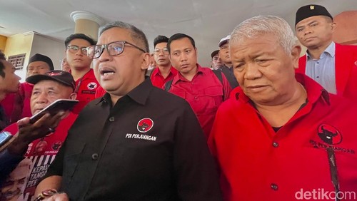 Sekjen DPP PDIP Hasto Kristiyanto (kiri) dan Ketua DPD PDIP NTB Rachmat Hidayat (kanan) saat ditemui di Mataram pada Minggu (5/11/2023). (Helmy Akbar / detikBali)