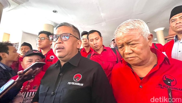 Sekjen DPP PDIP Hasto Kristiyanto (kiri) dan Ketua DPD PDIP NTB Rachmat Hidayat (kanan) saat ditemui di Mataram pada Minggu (5/11/2023). (Helmy Akbar / detikBali)