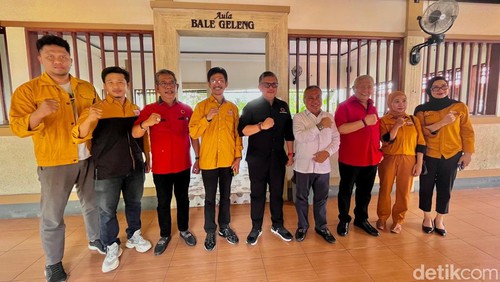 Sekjen PDIP Hasto Kristiyanto bersama parpol koalisi Ganjar-Mahfud usai menggelar pertemuan di RM Taliwang Nada Mataram pada Minggu (5/11/2023).