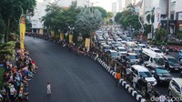 Potret Jalan Basuki Rahmat yang macet saat acara Parade Surabaya Juang berlangsung. Sebaliknya Jalan Gubernur Suryo tampak lenggang.