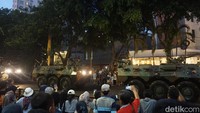Warga pun antusias melihat Parade Surabaya Juang hingga selesai.