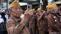 Seorang veteran juga ikut mengabadikan Parade Juang dengan menggunakan ponselnya.