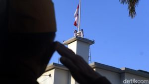 Antusiasme Warga Saksikan Parade Juang di Surabaya