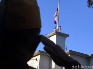 Antusiasme Warga Saksikan Parade Juang di Surabaya