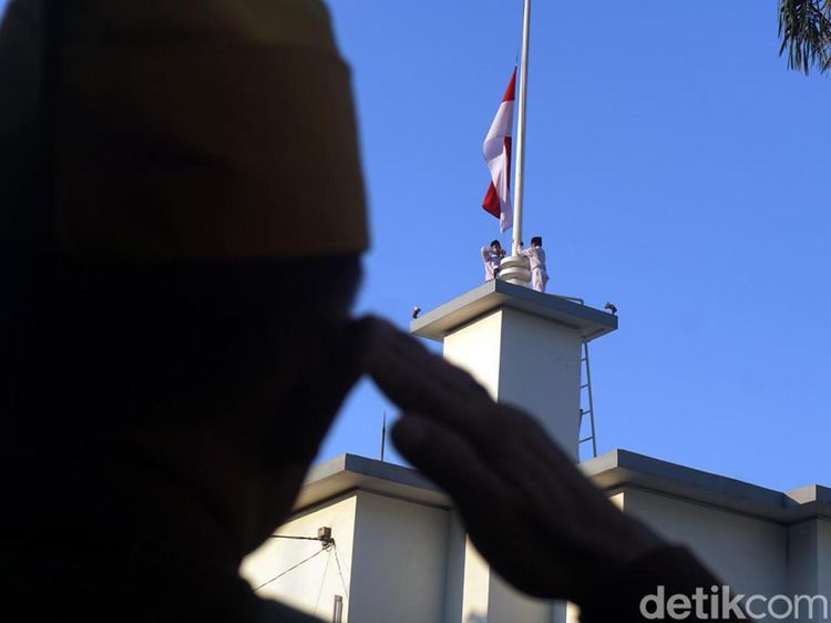 Antusiasme Warga Saksikan Parade Juang di Surabaya