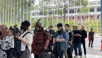 Di antara para pengunjung, sebagian besar adalah cosplayer yang rela mengantre untuk berjumpa dengan rekan-rekannya di dalam Indonesia Comic Con x DG Con 2023.  (Foto: Pingkan Anggarini/ detikHOT)