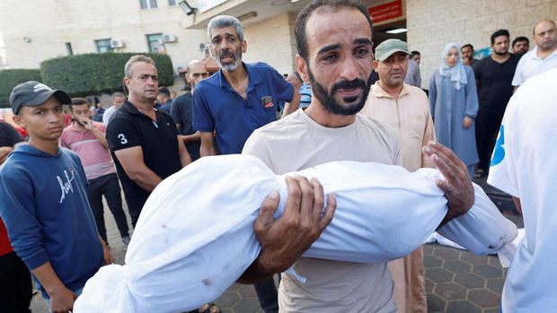 Korban tewas akibat serangan Israel di Gaza terus bertambah. Para orangtua pun tak kuasa menahan kesedihan saat anak-anaknya jadi korban serangan tersebut.