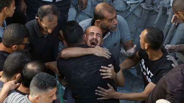 Korban tewas akibat serangan Israel di Gaza terus bertambah. Para orangtua pun tak kuasa menahan kesedihan saat anak-anaknya jadi korban serangan tersebut.