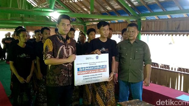 Suasana pengukuhan pengurus komunitas pecinta balon kabupaten Pekalongan, di Kali Paingan, Minggu (05/11/2023).