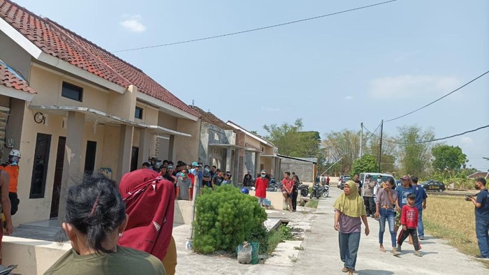 Suasana rumah penemuan jenazah di Kelurahan Dukuh RT: 04/IX, Kecamatan/kabupaten Sukoharjo, Minggu (5/11/2023).