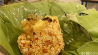 Nasi kucing varian nasi goreng cukup nikmat, rasa pedasnya nendang di lidah. Nasi goreng yang porsinya kecil ini cocok dinikmati bersama bakso bakar. Sayangnya, kami tak begitu menikmati nasi terinya. Foto: detikFood/Yenny Mustika Sari