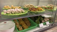 Pilihan menu di sini sangat beragam. Mulai dari puluhan menu susu, aneka sate, nasi kucing, roti bakar, hingga racikan Indomie yang sedap. Foto: detikFood/Yenny Mustika Sari