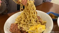 Racikan Indomie di sini juga tak begitu istimewa. Hanya diberikan tambahan telur dan kornet saja. Kalau ingin tambah nikmat bisa menyantapnya bersama irisan rawit atau sambal bawang yang disediakan. Foto: detikFood/Yenny Mustika Sari