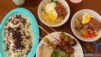Setelah mencoba satu per satu menu susu yang kami pesan, justru jatuh hati dengan racikan susu jahe dan madu. Karena disajikan panas, rasanya melegakan tenggorokan dan memberikan sensasi hangat. Rasa jahenya juga tak begitu pekat, karena dicampur dengan susu dan madu. Foto: detikFood/Yenny Mustika Sari