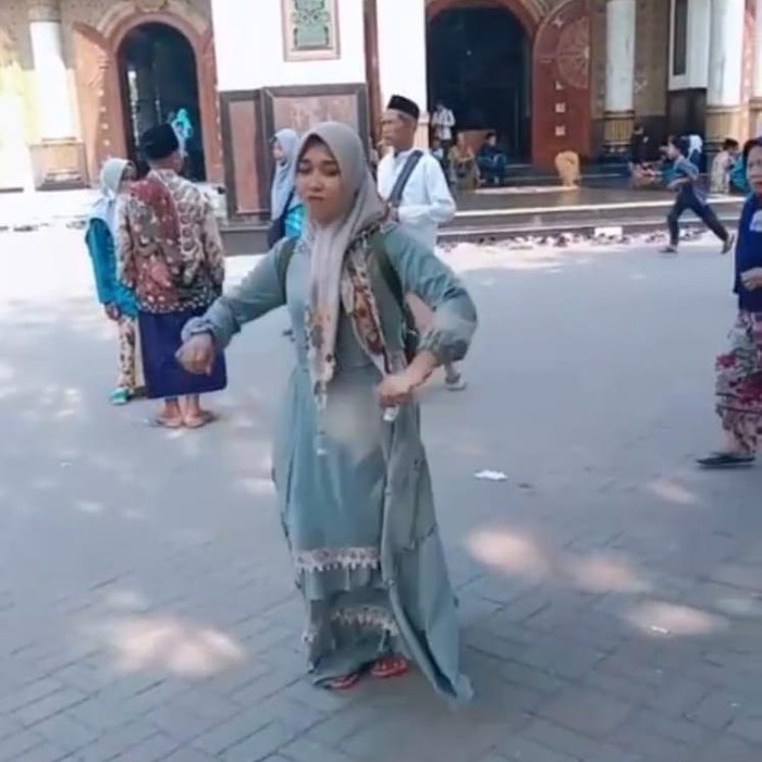 Tangkapan layar video viral joget TikTok di depan Masjid Syaikhona Kholil Bangkalan.