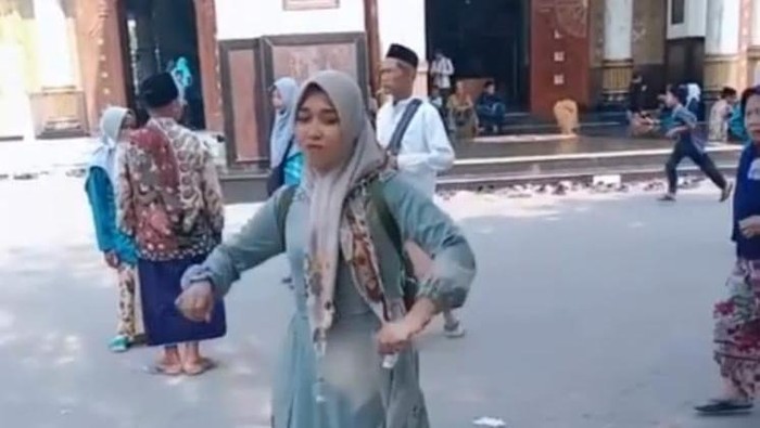 Tangkapan layar video viral joget TikTok di depan Masjid Syaikhona Kholil Bangkalan.