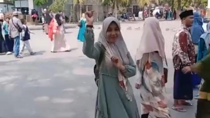 Tangkapan layar video viral joget TikTok di depan Masjid Syaikhona Kholil Bangkalan.