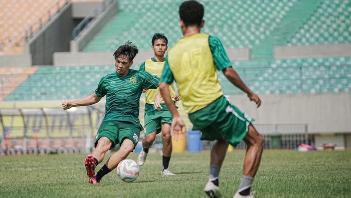 Tim Persebaya Surabaya latihan internal jelang laga kontra Barito Putera.