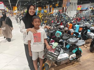 Warga Bogor Rela ke Cibubur Demi Beli Sepeda Listrik di Transmart Full Day Sale