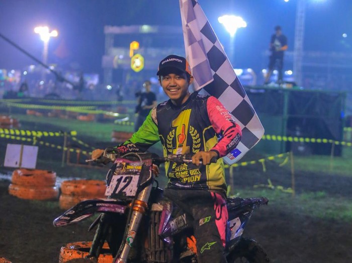 Kedigdayaan Lantian Juan benar-benar terbukti di Trial Game Dirt 2023. Crosser berusia 24 tahun ini menjadi juara umum untuk kelas Free For All (FFA) dan Campuran Open.