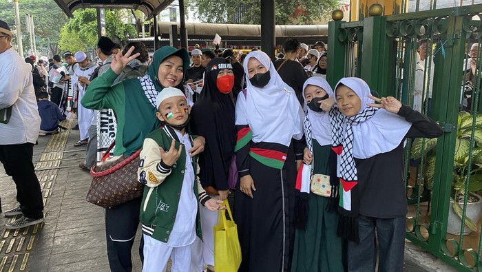 Warga Bogor, Sumanti, bersama keluarganya mengikuti aksi bela Palestina