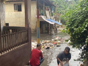 Warga Condet Jaktim Bersih-bersih Rumah Usai Banjir 1,5 Meter Surut