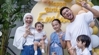 Omesh dan sang istri tak mau melewatkan ulang tahun ke-10 anak mereka begitu saja. Ia merayakannya dengan kue cantik dan pesta kecil-kecilan. Foto: Instagram omeshomesh