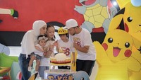 Pria kelahiran Sukabumi ini sangat dekat dengan anak-anaknya. Ia pun ikut senang saat menyelenggarakan pesta ulang tahun tema Pokemon untuk anak keduanya, Langit. Foto: Instagram omeshomesh