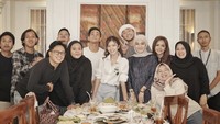 Makan-makan bareng tim manajemen bikin Omesh dan Dian Ayu bahagia. Momen ini berlangsung saat bulan puasa tahun 2023. Foto: Instagram omeshomesh