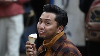 Kerja sekaligus jalan-jalan di Jepang, presenter kondang ini tak melewatkan cicip es krim cone. Ia pun berpose dengan es krim tersebut. Foto: Instagram omeshomesh