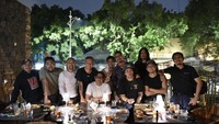 Tergabung dalam geng Prediksi, Omesh terlihat membagikan momen saat mereka buka puasa bersama tahun 2022. Mereka santap di sebuah restoran dengan banyak makanan. Foto: Instagram omeshomesh