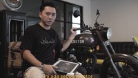 Banyak artis menunjukkan dukungannya pada Palestina. Salah satunya Ananda Omesh yang rela melelang motor Royal Enfield Classic 500 Pegasus miliknya. Foto: Instagram omeshomesh