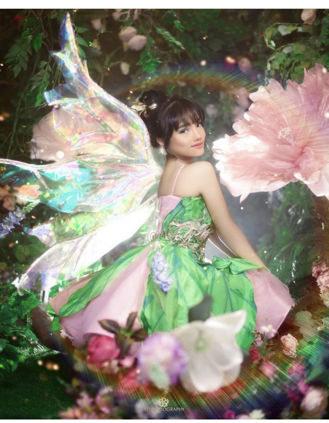 Fuji yang cosplay menjadi Tinkerbell ini terlihat seperti peri di negeri dongeng saat menjalani pemotretan. Foto: Instagram
