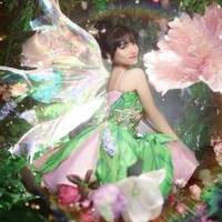 Fuji yang cosplay menjadi Tinkerbell ini terlihat seperti peri di negeri dongeng saat menjalani pemotretan. Foto: Instagram