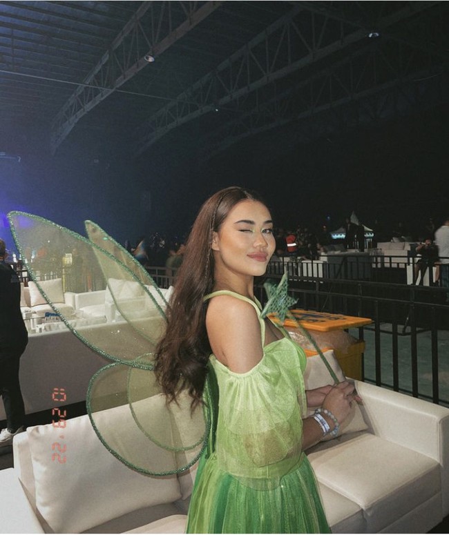 Ini penampilan Aaliyah Massaid saat cosplay jadi Tinkerbell pada perayaan Halloween 2022. Anak artis Reza Artamevia dan Adji Massaid ini pun tampil anggun dengan rambut yang digerai lengkap aksesori tongkat peri dan sayap Foto: Instagram