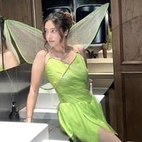 Artis cantik Dannia Salsabilla tampil cantik dengan kostum Tinkerbell saat merayakan pesta ulang tahun Azizah Salsha yang bertema Disney. Foto: Instagram