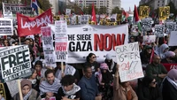 Aksi dukungan terhadap Palestina digelar di berbagai negara. Jutaan masyarakat dunia yang pro-Palestina menyerukan penghentian aksi pemboman yang dilakukan Israel terhadap warga Palestina di Gaza.  Foto: Jose Luis Magana/AP Photo