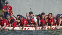 Pangeran William mengikuti latihan anggota British Dragons, klub perahu naga lokal saat kunjungannya ke Singapura.  